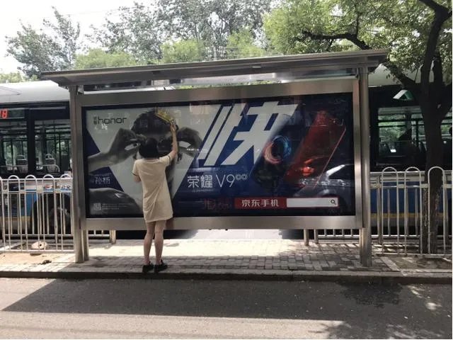 如何看待疯狂女粉丝在孙杨广告牌上画金牌？