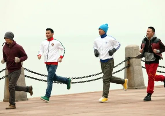 【图】曝电视剧北京青年拍摄花絮 任重跳海张俪默契调侃