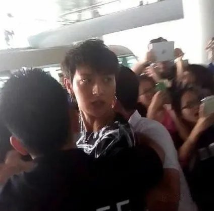 曝光鹿晗机场发火 鹿晗粉丝与安保人员起冲突