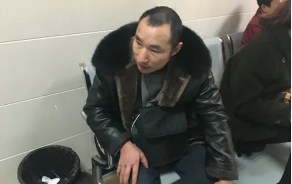 成都一奥迪凌晨撞人群是怎么回事？