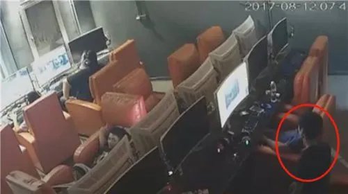 小偷打游戏时被抓 求饶称挂机会被举报