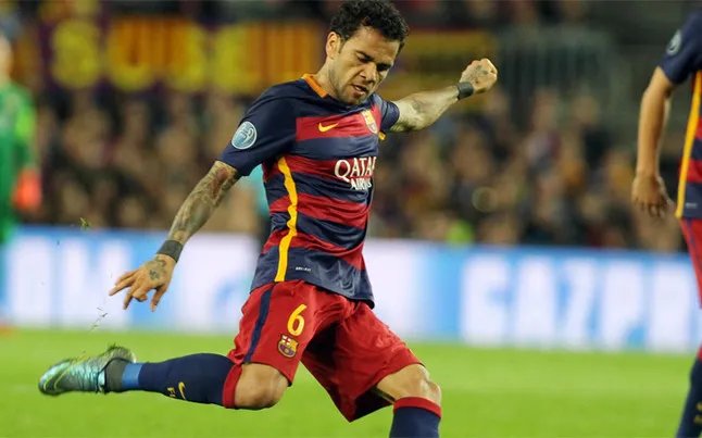 阿尔维斯吃香蕉事件视频回顾 阿尔维斯为什么离开巴萨