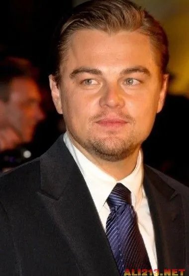 张亮热吻娇妻女网友“心碎了”盘点全球男神