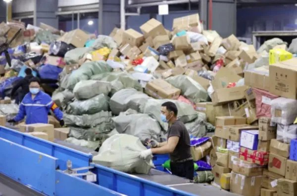 上海一男子投诉快递员遭登门殴打,男子究竟缘何投诉快递员?