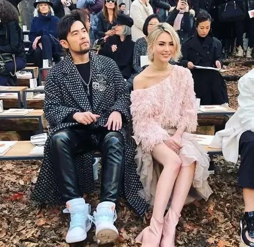 周杰伦晒昆凌美照为她庆生,夫妻俩穿情侣装出席聚会,两人的状态如何?