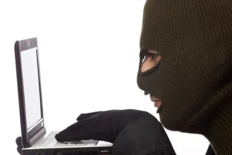 53岁大妈冒充23岁美女，男子被骗60万，大妈的行为在法律中如何定性？