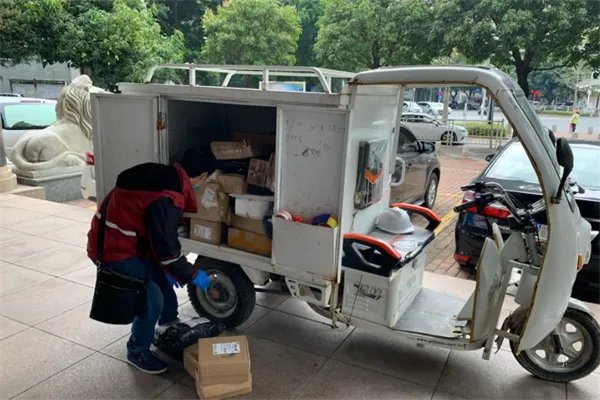 快递员每月有望增加五百元的收入，快递派费上涨不影响当前快递费？