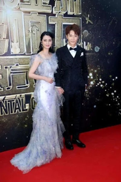 张丹峰的配偶为老公颁奖 夫妻甜蜜亮相红毯