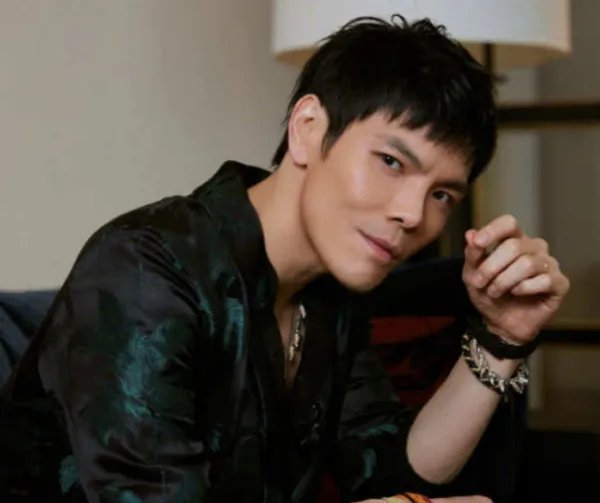 与郭碧婷分开数天，向佐称想念老婆及女儿，这种公开撒狗粮的行为你怎么看？