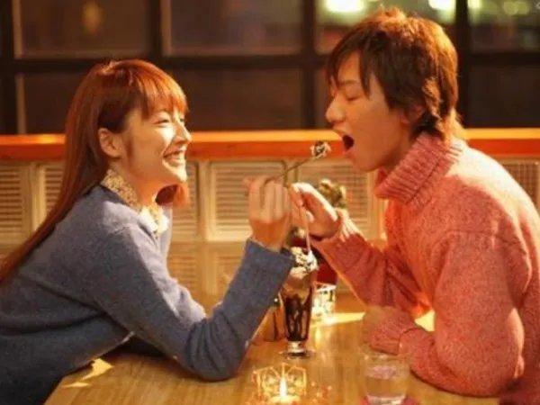 冯绍峰深夜接机赵丽颖,狂撒狗粮,你会大胆秀恩爱吗?