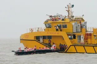 广西北海渔船起火，船上发生事故时如何有效地逃生？