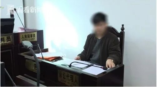 河源女子把17万现金藏卫生间垃圾桶。却被保洁员当垃圾扔了，责任该由谁来担？