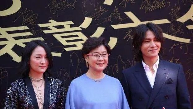 杨幂晒与周迅李少红的罕见合影,这三个娱乐圈女强人有什么缘分和交集?