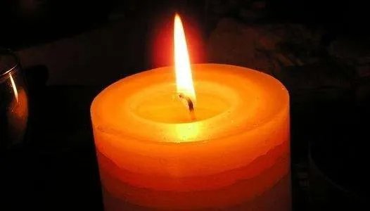 温州大妈为雨中默哀女交警撑伞,网友如何评价此事的?