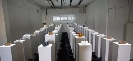 自拍撞坏艺术品是中国的一位女大学生吗?