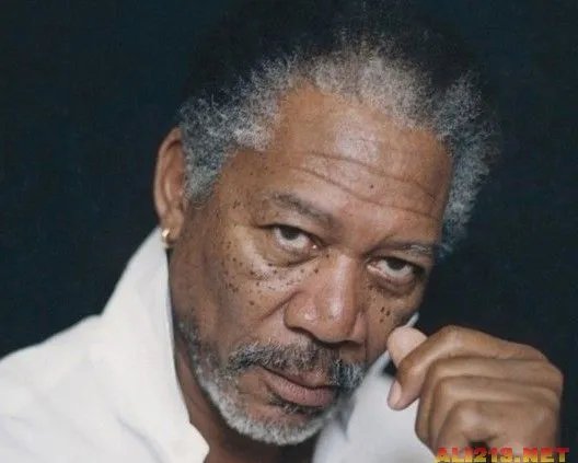 张亮热吻娇妻女网友“心碎了”盘点全球男神