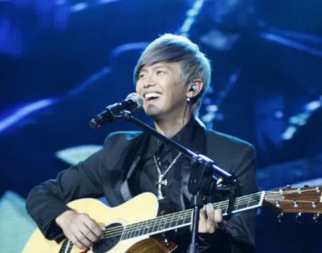 黄鸿升亲妹晒全家合影，妹妹与哥哥黄鸿升的感情如何？