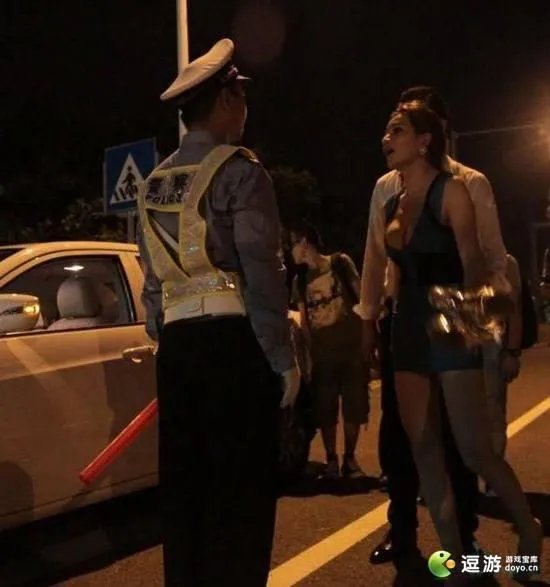爆乳海归女酒后“调戏”交警 裸露躺车前盖露底