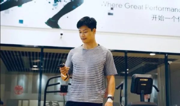 苏炳添在内蒙古吃烤全羊，内蒙的烤全羊好吃吗？