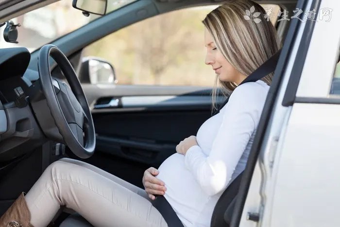 湖北:司机穿拖鞋致越野车失控 撞公交站台碾压数人