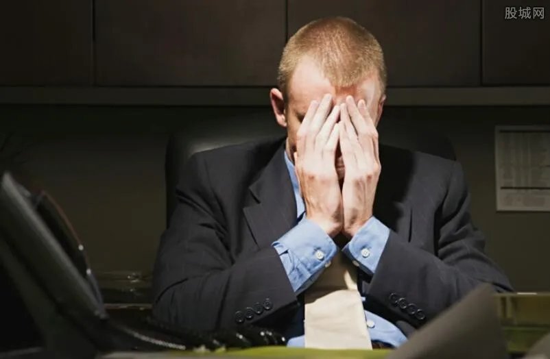 劝领导别插队被开除 以后你还敢得罪领导吗