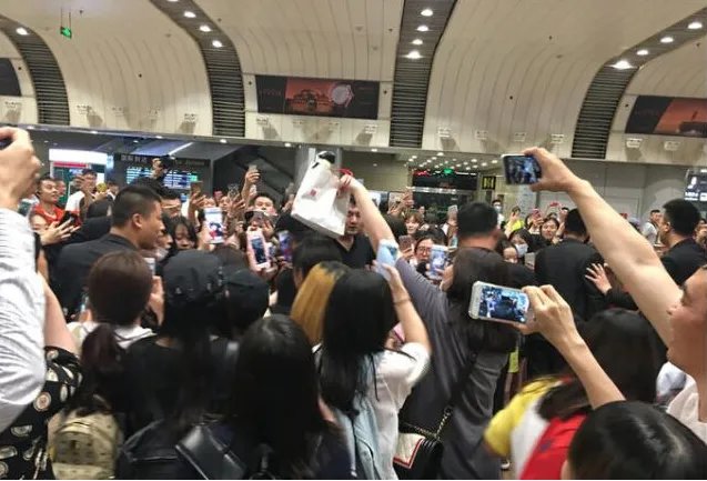 张艺兴被粉丝围堵是怎么回事?