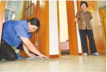 河源女子把17万现金藏卫生间垃圾桶。却被保洁员当垃圾扔了，责任该由谁来担？