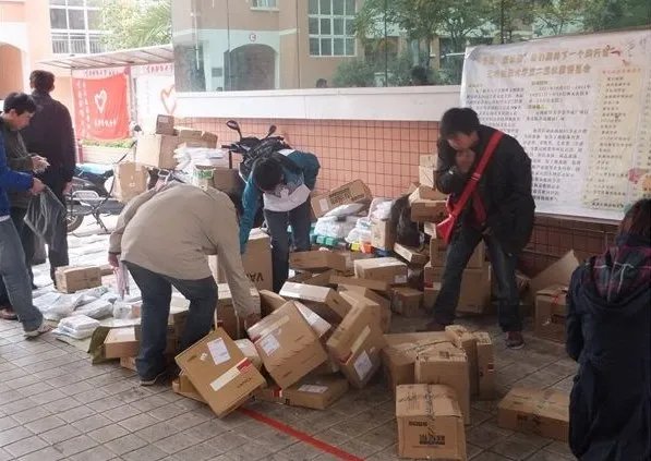 上海一男子投诉快递员遭登门殴打,男子究竟缘何投诉快递员?