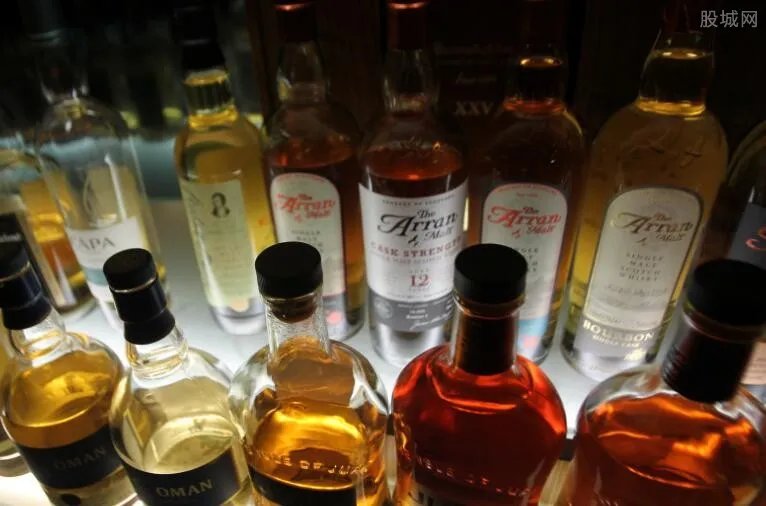 男子开装甲车偷酒 什么酒好喝又便宜