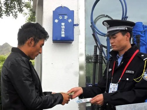 温州大妈为雨中默哀女交警撑伞,网友如何评价此事的?