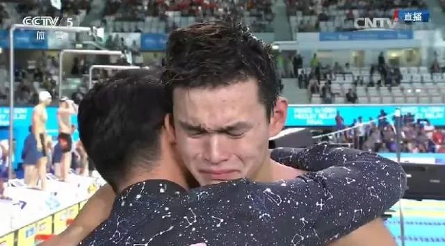 如何看待疯狂女粉丝在孙杨广告牌上画金牌？