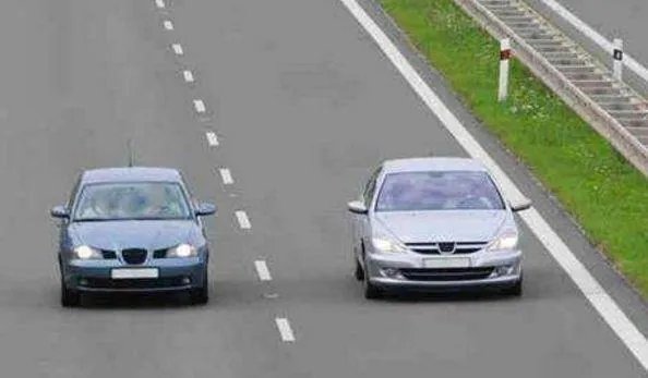 在超车时，应该打什么灯？