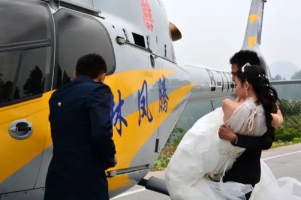 男子花1197元带新娘乘坐直升机,这样的行为有意义吗?