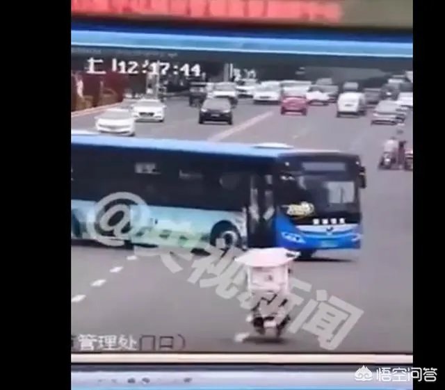 贵州安顺大巴车掉水库