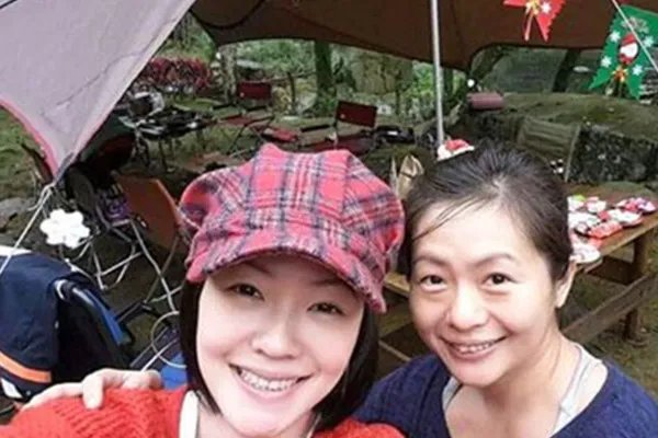 大小s个人资料介绍 俩人 她们竟然还有一位大姐