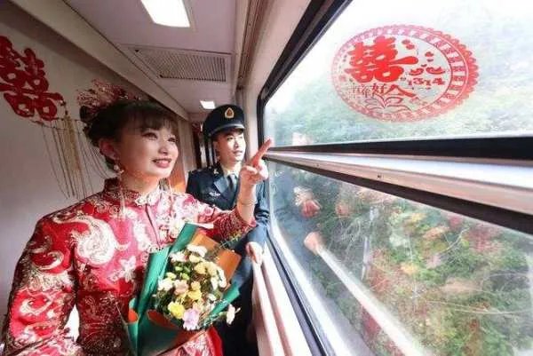 湖南一新娘自己坐着高铁去结婚,为什么她不等新郎去接亲?