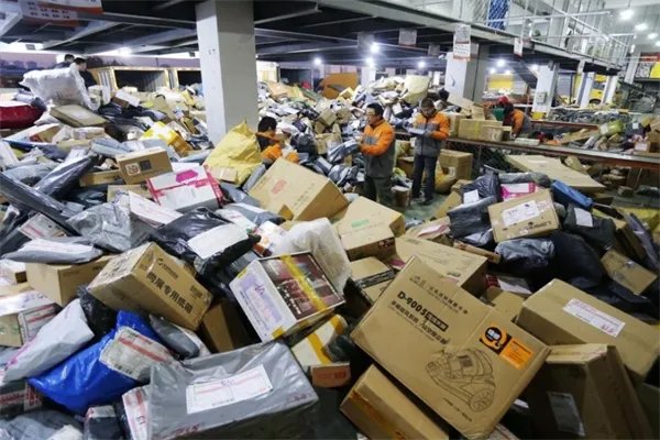 快递员每月有望增加五百元的收入，快递派费上涨不影响当前快递费？