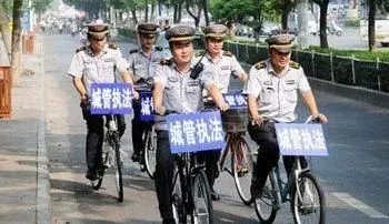 82岁老人高温卖菜，城管买下送环卫工，你有被城管的感动到吗？