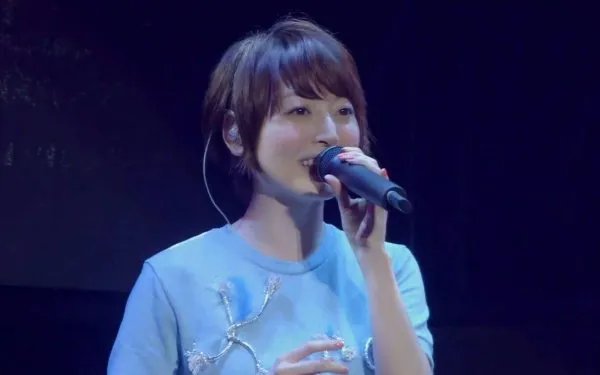 花泽香菜小野贤章结婚，你看过花泽香菜的作品吗？