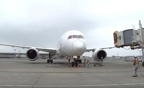 日航客机飞大连途中返航 驾驶舱玻璃突然开裂