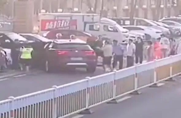 情侣酒驾翻车被救出后牵手离开,此种行为说明了什么?