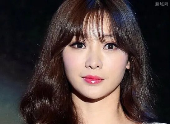 柳岩性感泳装照 身材凸凹有致上围非常丰满（图）