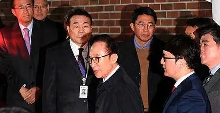 李明博被押入单人牢房了吗?