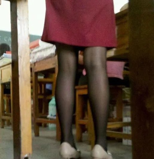 学生偷拍女老师黑丝照 性感穿着让屌丝坐立不安