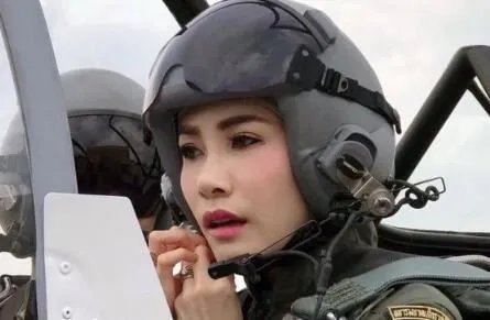 泰国国王恢复诗妮娜王室头衔,诗妮娜此前因何被关监狱?