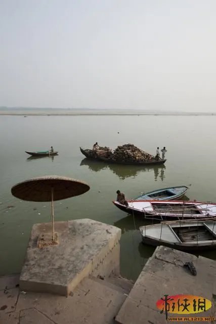 印度恒河岸边露天火葬场奇观探秘 胆小慎入!