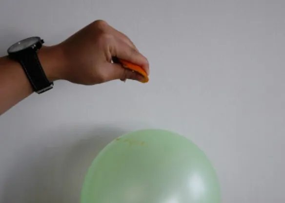 为什么剥完橘子不要碰气球？