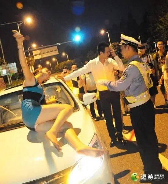爆乳海归女酒后“调戏”交警 裸露躺车前盖露底