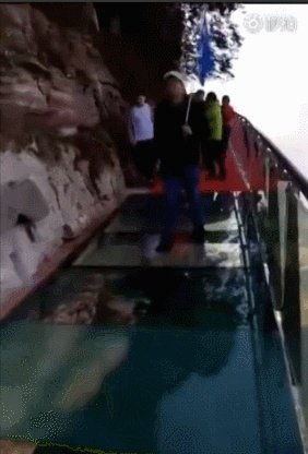 玻璃栈道碎裂特效吓坏游客是什么情况?