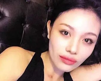 模特葛荟婕开直播惹争议，身旁男子酷似前夫汪峰，是不是她的新男友呢？